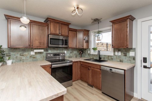 179 Long Close, Red Deer, AB - Indoor Photo Showing Kitchen