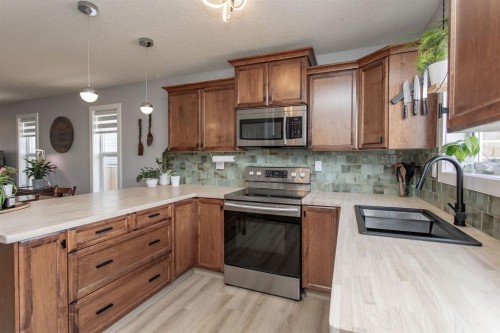 179 Long Close, Red Deer, AB - Indoor Photo Showing Kitchen