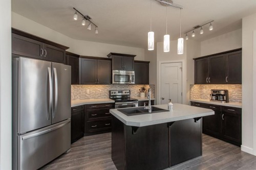9 Bowman Circle, Sylvan Lake, AB - Indoor Photo Showing Kitchen With Stainless Steel Kitchen With Double Sink With Upgraded Kitchen