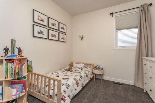9 Bowman Circle, Sylvan Lake, AB - Indoor Photo Showing Bedroom