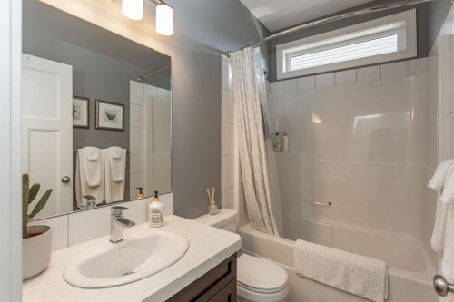 9 Bowman Circle, Sylvan Lake, AB - Indoor Photo Showing Bathroom