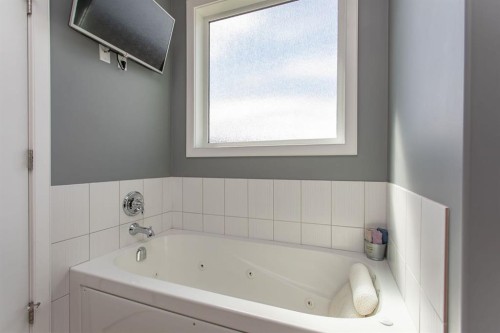 9 Bowman Circle, Sylvan Lake, AB - Indoor Photo Showing Bathroom