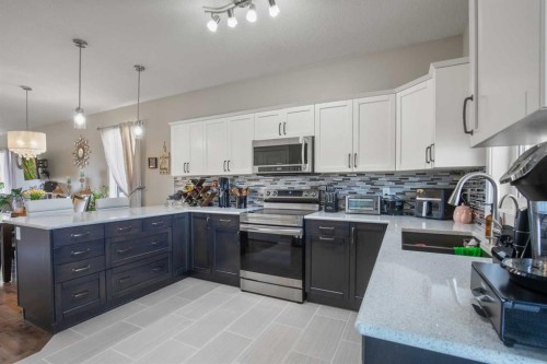 6520 58 Avenue, Innisfail, AB - Indoor Photo Showing Kitchen With Upgraded Kitchen