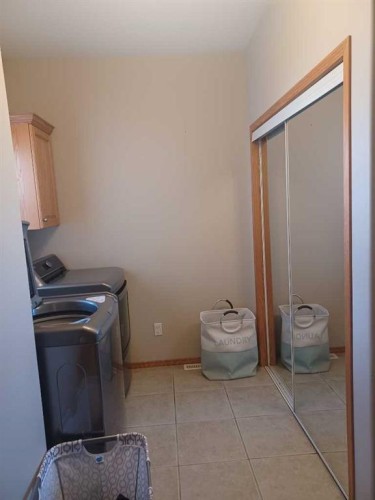 31 Oaklands Crescent, Red Deer, AB - Indoor Photo Showing Laundry Room
