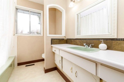 27 Wallace Close, Red Deer, AB - Indoor Photo Showing Bathroom