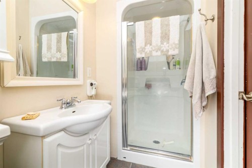 27 Wallace Close, Red Deer, AB - Indoor Photo Showing Bathroom