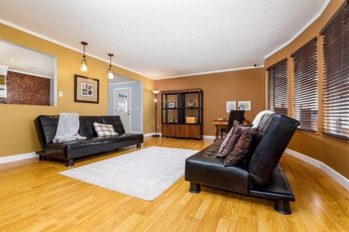 27 Wallace Close, Red Deer, AB - Indoor Photo Showing Living Room