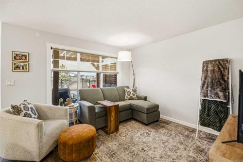 8 Springfield Boulevard, Sylvan Lake, AB - Indoor Photo Showing Living Room