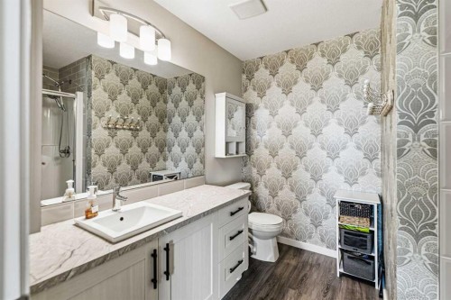 8 Springfield Boulevard, Sylvan Lake, AB - Indoor Photo Showing Bathroom