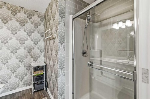 8 Springfield Boulevard, Sylvan Lake, AB - Indoor Photo Showing Bathroom