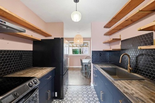 44 Whiteside Crescent, Red Deer, AB - Indoor Photo Showing Kitchen