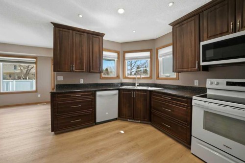 138 Duncan Crescent, Red Deer, AB - Indoor Photo Showing Kitchen