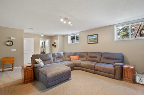 42 Riviera Drive, Lacombe, AB - Indoor Photo Showing Living Room