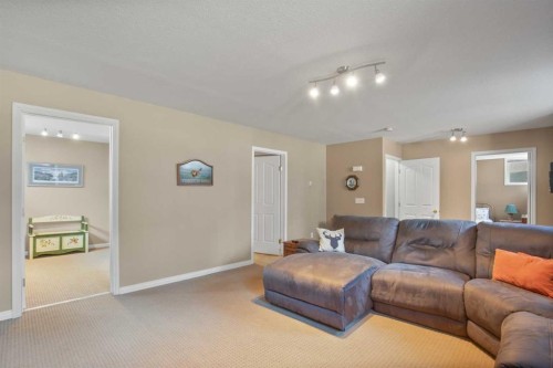 42 Riviera Drive, Lacombe, AB - Indoor Photo Showing Living Room