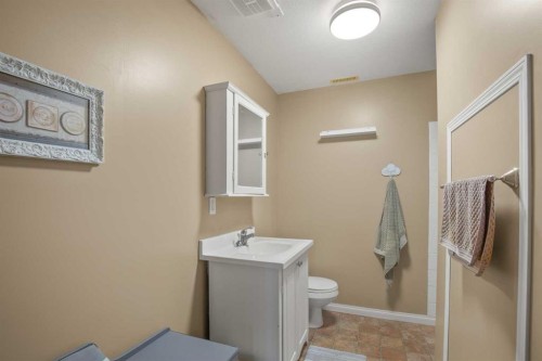 42 Riviera Drive, Lacombe, AB - Indoor Photo Showing Bathroom