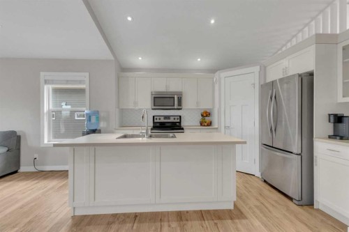 105 Ash Close, Blackfalds, AB - Indoor Photo Showing Kitchen