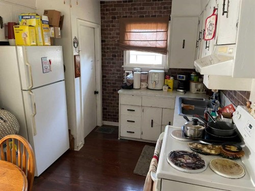 3409 52 Avenue, Red Deer, AB - Indoor Photo Showing Kitchen
