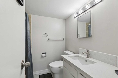 4210 Richmond Road Sw, Calgary, AB - Indoor Photo Showing Bathroom