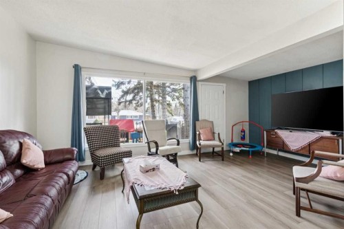 4210 Richmond Road Sw, Calgary, AB - Indoor Photo Showing Living Room