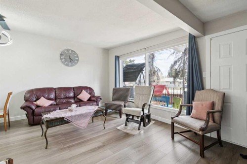 4210 Richmond Road Sw, Calgary, AB - Indoor Photo Showing Living Room