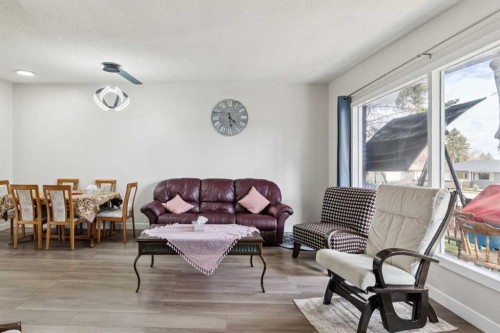 4210 Richmond Road Sw, Calgary, AB - Indoor Photo Showing Living Room