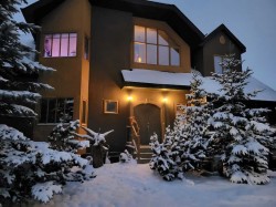 4643 29 Avenue NW Calgary, AB T3B 0J1