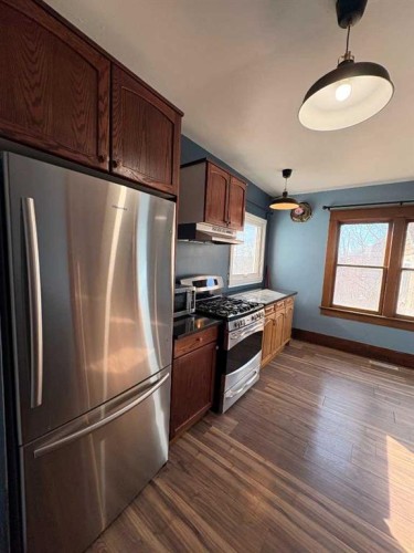 2021 23 Avenue, Delburne, AB - Indoor Photo Showing Kitchen With Stainless Steel Kitchen