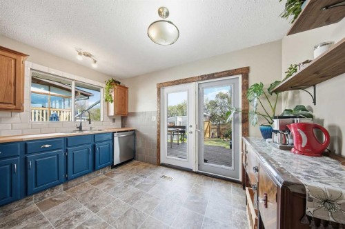 55 Nyman Crescent, Red Deer, AB - Indoor Photo Showing Kitchen