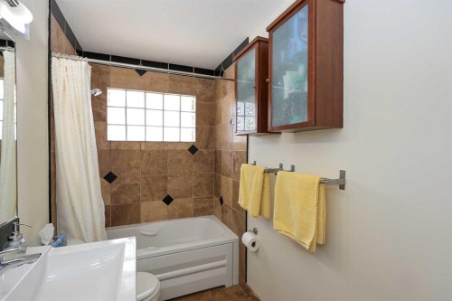 4214 40A Avenue, Red Deer, AB - Indoor Photo Showing Bathroom