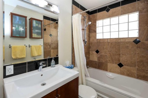 4214 40A Avenue, Red Deer, AB - Indoor Photo Showing Bathroom