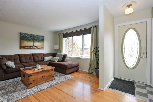 4214 40A Avenue, Red Deer, AB - Indoor Photo Showing Living Room