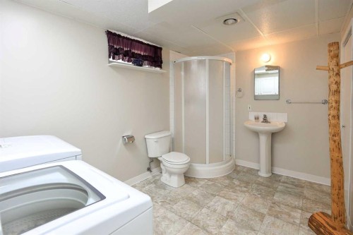 4214 40A Avenue, Red Deer, AB - Indoor Photo Showing Bathroom