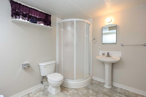 4214 40A Avenue, Red Deer, AB - Indoor Photo Showing Bathroom