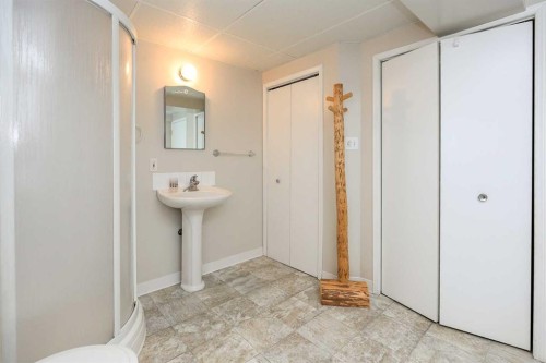 4214 40A Avenue, Red Deer, AB - Indoor Photo Showing Bathroom