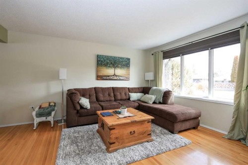 4214 40A Avenue, Red Deer, AB - Indoor Photo Showing Living Room
