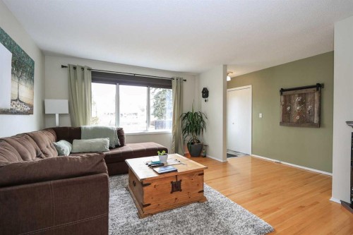 4214 40A Avenue, Red Deer, AB - Indoor Photo Showing Living Room