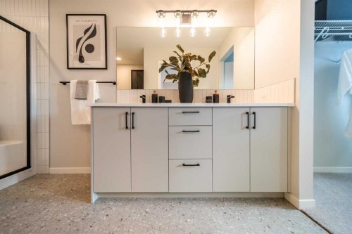 54 Creekview Avenue, Calgary, AB - Indoor Photo Showing Bathroom