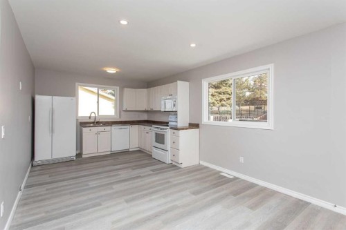 103 Westview Drive, Sylvan Lake, AB - Indoor Photo Showing Kitchen