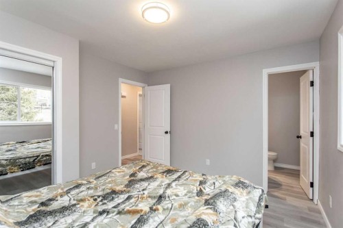 103 Westview Drive, Sylvan Lake, AB - Indoor Photo Showing Bedroom