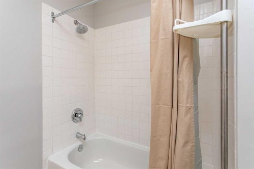 103 Westview Drive, Sylvan Lake, AB - Indoor Photo Showing Bathroom