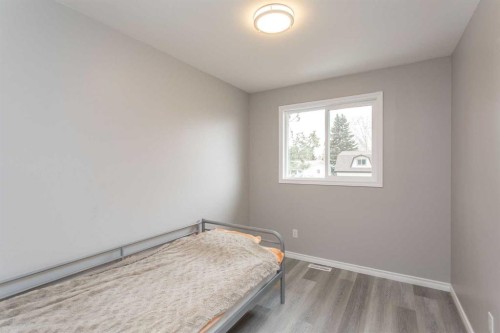 103 Westview Drive, Sylvan Lake, AB - Indoor Photo Showing Bedroom