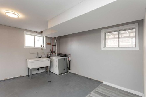 103 Westview Drive, Sylvan Lake, AB - Indoor Photo Showing Laundry Room