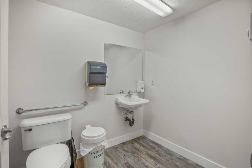 101-60 Jacobs Close, Red Deer, AB - Indoor Photo Showing Bathroom