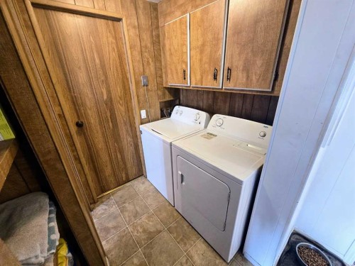 6038 Spruce Crescent, Stettler, AB - Indoor Photo Showing Laundry Room