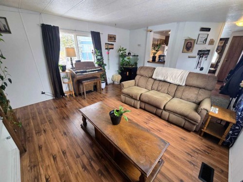 6038 Spruce Crescent, Stettler, AB - Indoor Photo Showing Living Room