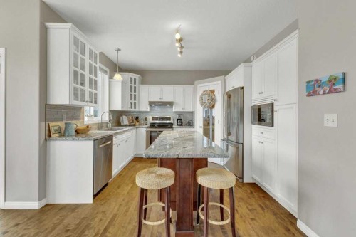 190 Asmundsen Avenue, Red Deer, AB - Indoor Photo Showing Kitchen
