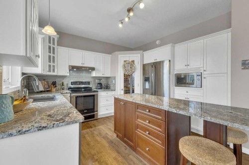 190 Asmundsen Avenue, Red Deer, AB - Indoor Photo Showing Kitchen With Upgraded Kitchen