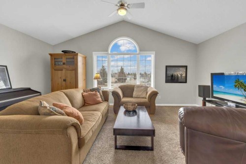 190 Asmundsen Avenue, Red Deer, AB - Indoor Photo Showing Living Room