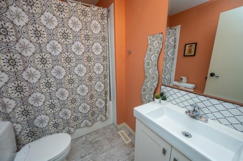 25 Gilbert Crescent, Red Deer, AB - Indoor Photo Showing Bathroom