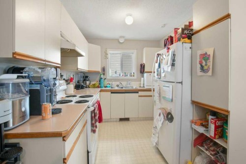 45 Hangingstone Drive, Lacombe, AB - Indoor Photo Showing Kitchen